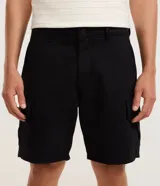 Bermuda cargo de sarga color beige, con bolsillos laterales útiles, cierre de cremallera y botón.