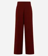 Pantalón pantalona femenina confeccionada en crepé, con cintura ancha, cremallera lateral y pences en la parte trasera.