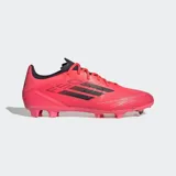 Championes de fútbol Adidas F50 League en color fucsia con detalles en negro. Presentan una parte superior Fiberskin con textura Sprintgrid para mejor control y suela Sprintplate 360 diseñada para tracción en terrenos firmes y multisuperficie.