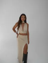 Top dorado con escote halter y espalda descubierta.