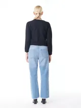 Pantalón de jean celeste de corte recto y tiro medio, con ruedo desflecado.