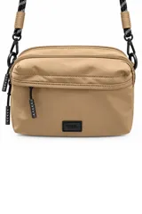 Cartera tipo bandolera de diseño rectangular en color negro, con compartimentos múltiples con cierre y tira ajustable de cordón en color celeste.