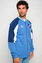 Campera bomber Umbro del Club Nacional de Football, color azul marino con diseño tricolor en las mangas con rojo y blanco, cuello tipo rib con rayas, y cierre frontal completo.