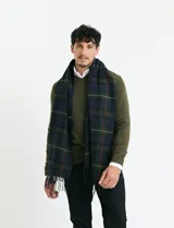 Sweater de punto con escote en V y manga larga, confeccionado en tejido acrílico con textura suave.