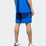 Short deportivo Umbro del Club Nacional de Football, modelo Oryn, color azul marino con paneles laterales en azul más claro y el escudo del club en el muslo izquierdo.