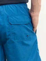 Short de baño verde agua.