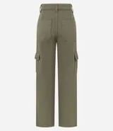Pantalón de sarga color verde oliva con corte recto y tiro alto. Presenta bolsillos cargo laterales con solapa y cierre frontal con botón y cremallera.