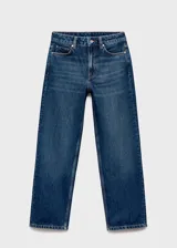 Jean de corte recto y tiro medio, con diseño crop y cinco bolsillos. Confeccionado en tejido de algodón estilo tejano vaquero, con cierre frontal de cremallera y botón.