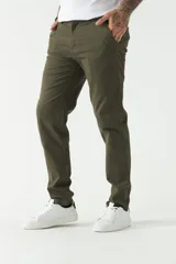 Pantalón chino color verde militar, corte slim, con bolsillos laterales y traseros, y presillas para cinturón.
