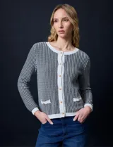 Cardigan de tejido tweed celeste y blanco, con escote redondo, cierre frontal con botones metálicos dorados y bolsillos simulados en el frente.