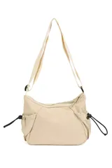 Bandolera de diseño funcional en color beige, confeccionada en poliéster. Presenta un compartimento principal con cierre, correa ajustable para el hombro y bolsillos laterales con cordón elástico regulable.