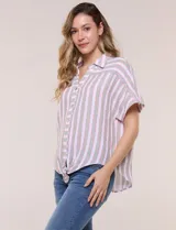Camisa de algodón con rayas verticales en tonos verde, rosado y blanco. Tiene mangas cortas amplias, escote en V con solapa y botones frontales, y detalle de nudo en el bajo.