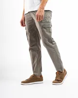 Pantalón cargo slim fit color verde oliva, confeccionado en algodón con spandex, con múltiples bolsillos utilitarios con tapa y cierre frontal.