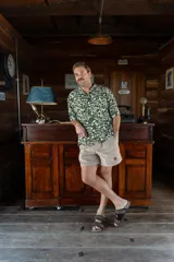 Sandalias con base de corcho y dos tiras anchas de cuero azul con hebillas ajustables.