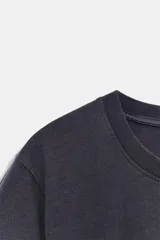 Camiseta de algodón color beige con efecto lavado, cuello redondo y mangas cortas de corte regular fit.