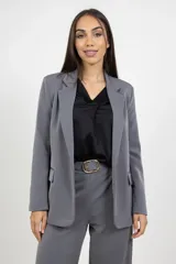Blazer de corte recto en color gris, con solapas clásicas, bolsillos laterales con solapa y diseño de estructura entallada.
