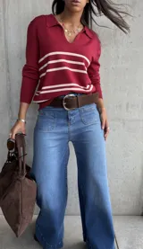 Sweater de tejido fino en color bordó con rayas horizontales en tono crema, diseño de cuello polo y mangas largas.