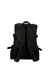 Mochila Hush Puppies fabricada en cuero natural negro, con compartimento principal con cierre, bolsillo acolchado para laptop, múltiples bolsillos frontales y laterales con cierre, cintas laterales ajustables y correas acolchadas.