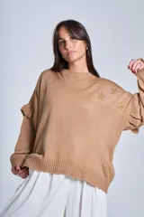 Sweater de punto color beige con dos estrellas de strass y volados en las mangas.
