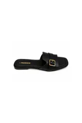 Sandalias planas marca Paddock, color negro, con tira ancha en el empeine decorada con una hebilla metálica dorada. Diseño de punta cuadrada.