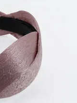 Vincha de diseño cruzado con acabado texturizado y satinado en color marrón rosado.