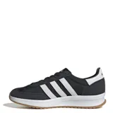Championes urbanos Adidas modelo Run 72, con diseño inspirado en los años 70. Presentan una combinación de paneles de gamuza y tela en color negro, con las icónicas tres tiras laterales en blanco. Incluyen entresuela Cloudfoam para mayor amortiguación y suela de goma color caramelo.