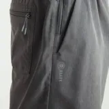 Short deportivo gris de poliéster reciclado y elastano, con cintura elástica y cordón ajustable.