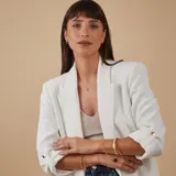 Esclava rígida de oro 18k con acabado satinado y diseño de cinta plana. Presenta una textura fina en su superficie y un diseño minimalista.