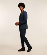 Pantalón de vestir masculino modelo básica, con cintura con trabillas, cierre tradicional con vista oculta y bolsillos laterales.