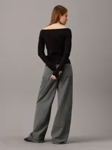 Cárdigan negro de punto de algodón suave con textura de canalé, corte slim, cuello en V, manga larga y cierre de botones.