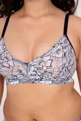 Bralette blanco de encaje floral con forro interno, breteles regulables y ganchos en la espalda.