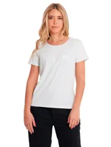 Remera de manga corta con cuello redondo, color azul claro, con logo de la marca CAT estampado en el pecho y etiqueta pequeña en el dobladillo.