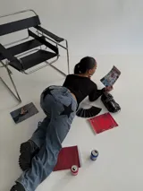 Pantalón de jean celeste con parches de estrellas negras en los laterales.