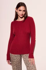 Sweater de punto acanalado en color rojo, con cuello redondo y mangas largas. Presenta un diseño ajustado al cuerpo con un acabado sutilmente brillante.
