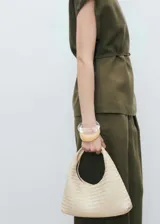 Pantalon de vestir de tiro medio con diseño recto, confeccionado en una mezcla de lino y lyocell. Presenta detalle de pinzas delanteras, cierre oculto con botón y gancho, y dos bolsillos laterales.