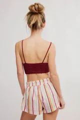 Bralette de encaje negro con copas triangulares, escote festoneado, tirantes finos regulables y banda inferior elastizada.