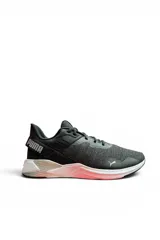 Championes deportivos Puma modelo Disperse XT 2, color negro con suela blanca y detalles en coral y gris, confeccionados en malla transpirable con refuerzos sintéticos y el logotipo de la marca en el talón.