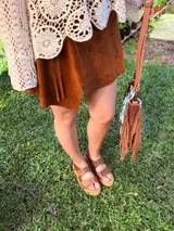 Sandalias de cuero color camel con plataforma y doble tira ancha con hebilla.