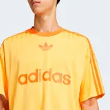 Camiseta Adidas Originals Adicolor naranja con cuello redondo acanalado, logo de Adidas bordado en el pecho, mangas cortas con las tres rayas características de la marca y corte holgado.
