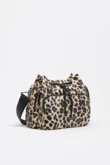 Bolso bandolera Bimba y Lola con estampado de leopardo, confeccionado en nylon. Presenta cierre de cordón ajustable, bolsillos laterales con cierre y correa de hombro regulable en color negro.