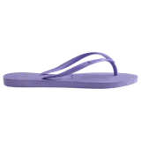 Chancletas Havaianas modelo Slim de color dorado, con suela de goma texturizada y tiras finas metálicas.