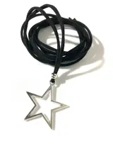 Collar con cordón de gamuza sintética color negro y dije de estrella calada plateada.
