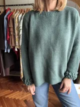 Buzo de punto arroz verde con cuello redondo acanalado y corte holgado.