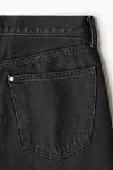 Jean de corte recto y ajuste estándar, confeccionado en denim de algodón rígido con efecto lavado. Cuenta con diseño clásico de cinco bolsillos y cierre de botón.