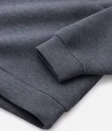 Buzo de cuello redondo y mangas largas con corte oversized. Confeccionado en tejido scuba de estructura firme, presenta un recorte horizontal en el frente que aporta un detalle contemporáneo y minimalista.