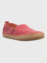 Alpargatas Hush Puppies de estilo slip-on, color bordó con textura de tejido de algodón. Presenta una suela de yute trenzado con costuras decorativas y una etiqueta lateral de la marca.