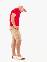 Bermuda cargo color beige con bolsillos laterales y traseros.