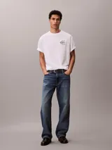 Remera de algodón Calvin Klein color blanco, de corte regular, cuello redondo y manga corta, con el monograma bordado en el pecho.