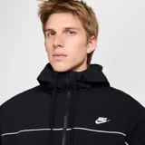 Campera Nike Club Athlete de hombre, de color negro con ribetes blancos en el pecho y las mangas, con capucha y cierre frontal completo.