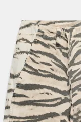 Pantalón de tiro medio con estampado animal print tipo tigre en tonos beige y negro. Presenta trabillas, cintura ajustable con cordones, bolsillos laterales y traseros, y bajo ajustable con cordón. Cierre frontal con cremallera y botón a presión.